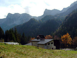 In fronte al rifugio cime dolomitiche