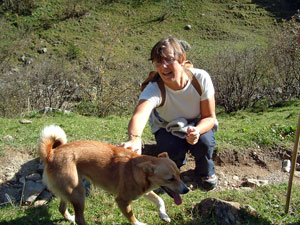La cagnolina Mushi con 'Luisa e il lupo'