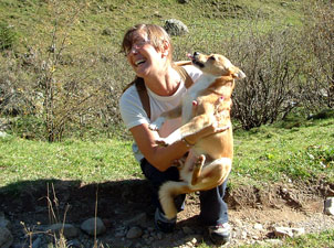 La cagnolina Mushi del pastore Gaudenzio in effusioni con 'Luisa e il lupo'