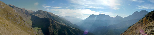 Panoramica dal passo della Marogella verso la Valle di Roncobello, il Menna e il Monte Campo