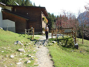 Ingresso al Rif. Alpe Corte prevenendo dal monte - foto  Piero Gritti