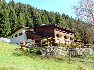 Il bel rifugio Alpe Corte come uno chalet atesino