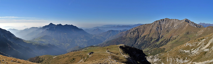 Panorama, salendo da Capanna 2000 in Arera, su Capanna 2000, Conca di Oltre il Colle, Alben e Menna