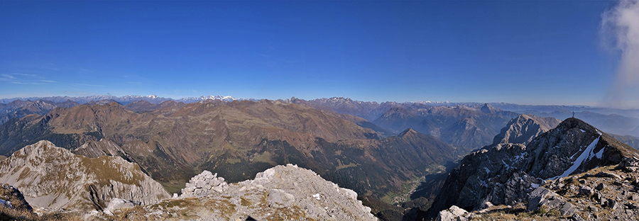 Da Cima Arera (2512 m) ampia vista panoramica a nord-est