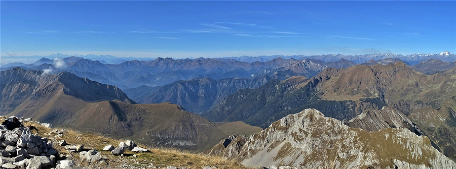 Da Cima Arera(2512 m) ampia vista panoramica a nord-ovest