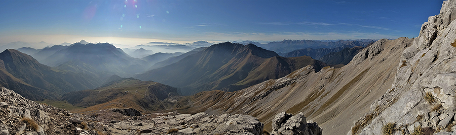 Costone sud di salita-discesa a sx , Val d'Arera a dx e ampia vista panoramica