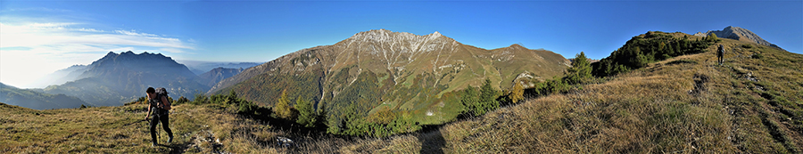 Salendo dal parcheggio d'Alpe Arera al Rif. Capanna 2000
