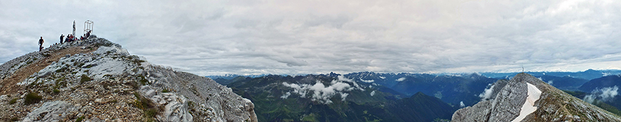 Dalla vetta del Pizzo Arera vista verso le Alpi Orobie