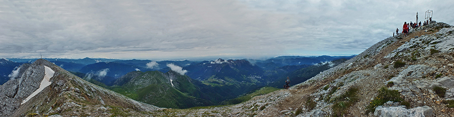 Dalla vetta del Pizzo Arera vista verso la conca di Oltre il Colle, le valli, la pianura