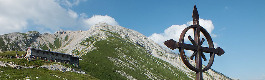 Dalla croce il Rif. Capanna 2000 e il Pizzo Arera