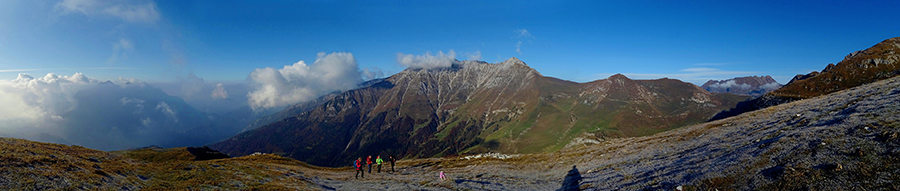 Al Piancansaccio in Alpe Arera con vista in Alben e Menna