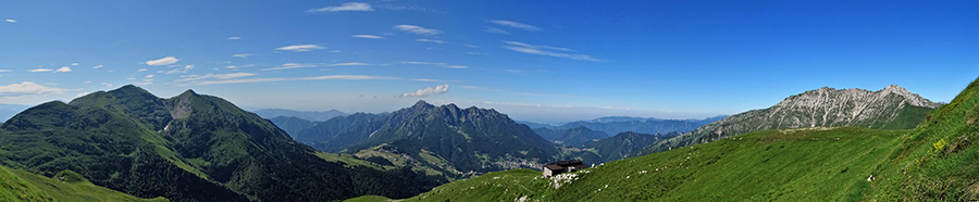 Panorama dal sent. 244 verso Rif. Capanna 2000, la conca di Oltre il Colle , i suoi monti e la Val Serina