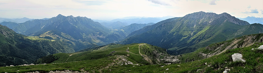 Panorama scendendo dal Pizzo Arera a Capanna 2000 dalla via normale di cresta sud