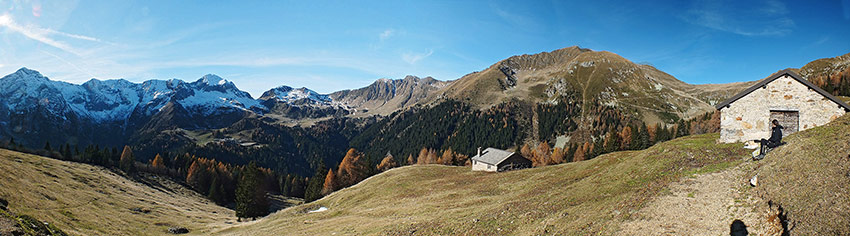 Dalla Baita Nuova (1759 m.) vista verso la conca di S. Simone e il Passo di Tartano (2102 m.)