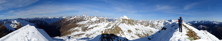 Panorama ad ampio raggio dalla vetta de Monte Valegino (2415 m)