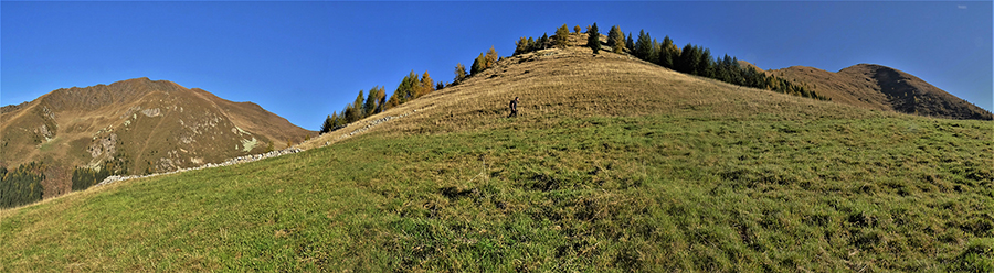 Vista panoramica salendo al Monte Arete dalla Baita Nuova per ripidi pratoni