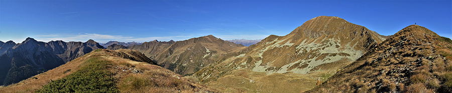 Salita di dosso in dosso in cresta di vetta per cima Arete con vista in Valegino