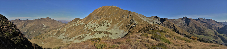 Salita di dosso in dosso in cresta di vetta per cima Arete con vista in Valegino