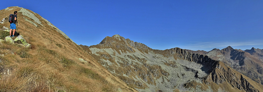 Salendo in Valegino bella vista sul versante sud-est del Cadelle, da poco salito