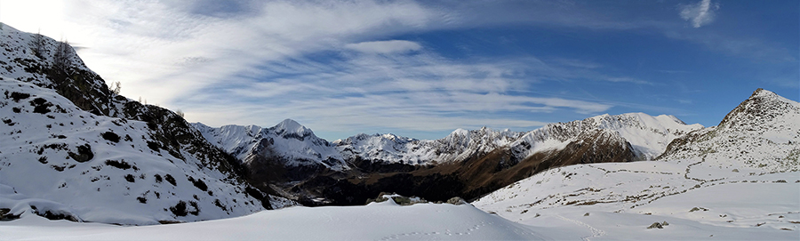 Tra la Baita Pianadei (2095 m) e la Baita del Buco (1936 m) vista panoramica verso ovest