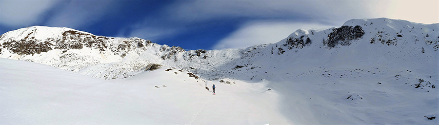 Salendo dalla Baita Pianadei (2095 m) verso la sella di cresta tra Arete e Valegino