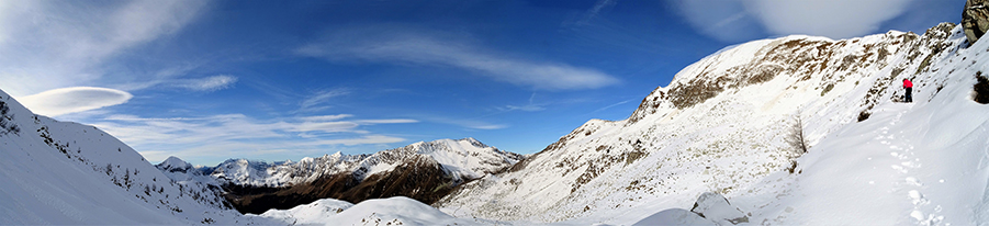 Calzando ramponi per salire dal valloncello delle baite alte in cresta Arete-Valegino