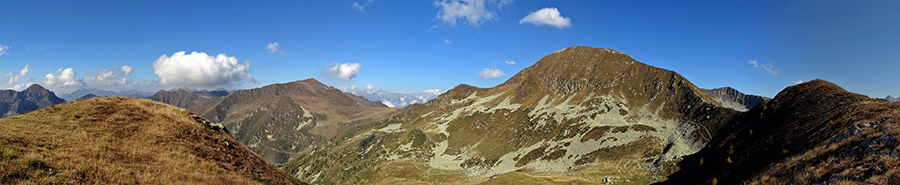 Dal Monte Arete (2227m) vista panoramica verso il Valegino (2483 m)