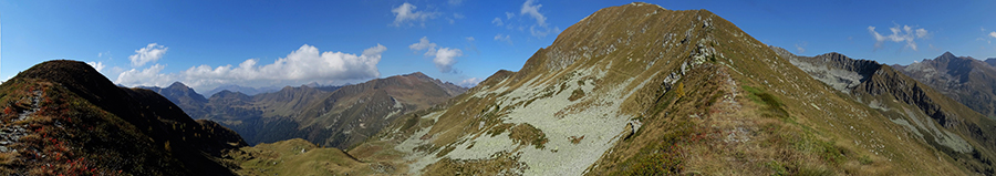 Vista sulla cresta sud-est di salita al Monte Valegino (2483 m) 