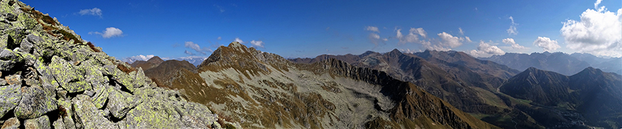 Panorama dalla cresta sud-est di salita al Monte Valegino (2483 m) 