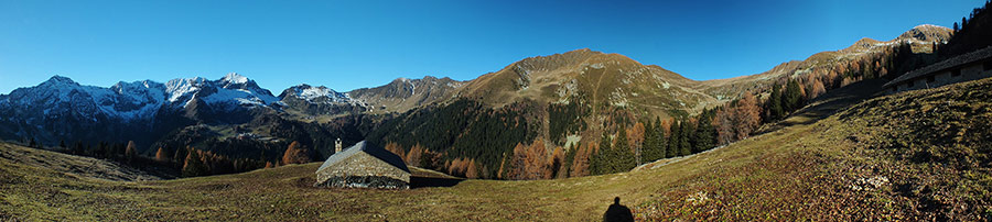 Dalla Baita Nuova vista verso la conca di San Simone e le sue cime