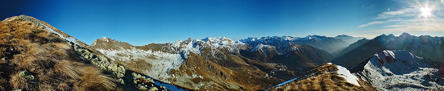 Dalla cresta di vetta del Monte Valegino (2415 m.) verso Foppolo e le sue cime