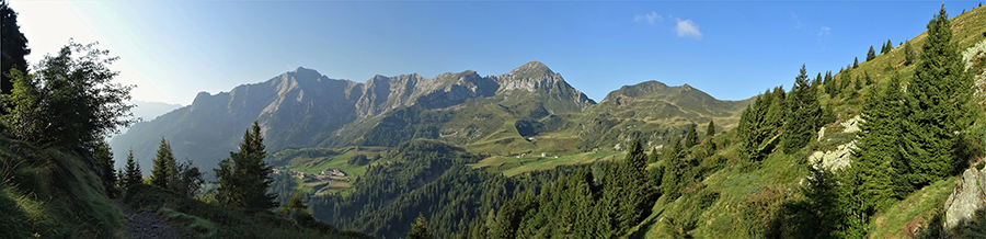 Dal sent. 101 vista verso San Simone-Baita del Camoscio con i monti da sx Pegherolo, Cavallo, Siltri.