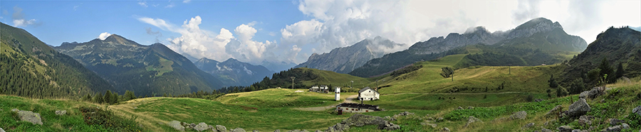 Vista panoramica sul pianoro della Baita del Camoscio e i suoi monti