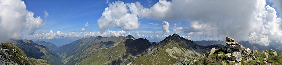 Dalla vetta del Monte Valegino (2415 m) vista panoramica a nord
