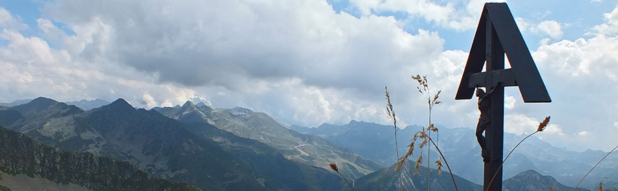 Dalla piccola ma bnella croce di vetta del Monte Valegino vista verso i monti di Foppolo e la val Carisole