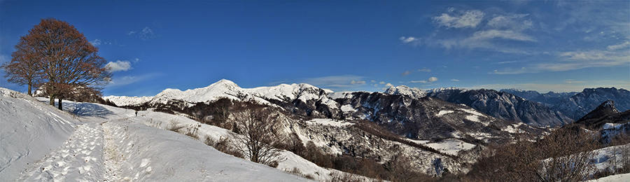 Salendo sul sent. 151 innevato belklqa vista sui monti della Val Taleggio