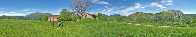 Il verdeggiante panoramico pianoro di Prato Giugno