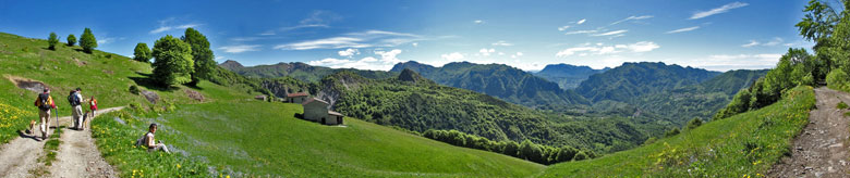 Facile, panoramica, bella escursione su strada sterrata da Avolasio ai Piani d�Artavaggio il 2 giugno 2010