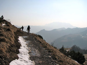 Ampio panorama sulal Val Taleggio e verso il Resegone