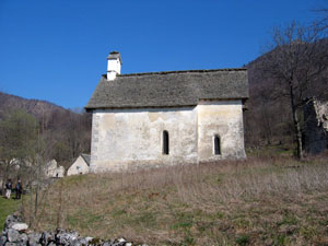 La chiesetta vista da lato 