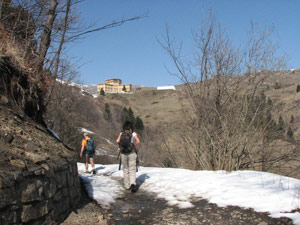 L'Albergo degli Sciatori di fronte a noi