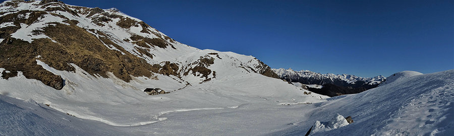 Vista panoramica sulla conca dell'Alpe Foppa e verso le Baite della Croce e Il Collino