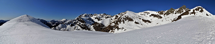 Vista panoramica dalle nevi del Monte Avaro