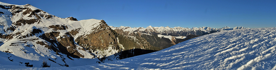 Vista panoramica dai dossi dei Piani dell'Avaro verso le Baite della Croce e Il Collino