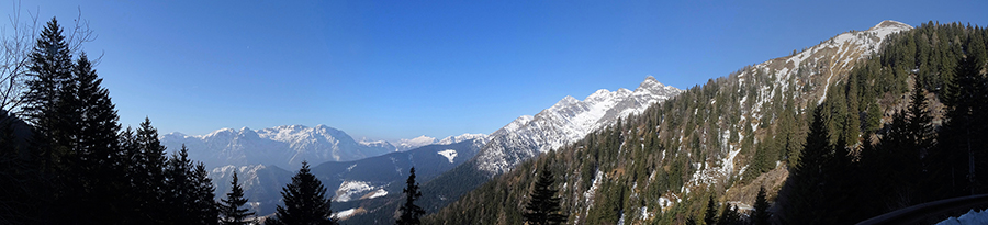 Dalla strada per i Piani dell'Avaro...panorama