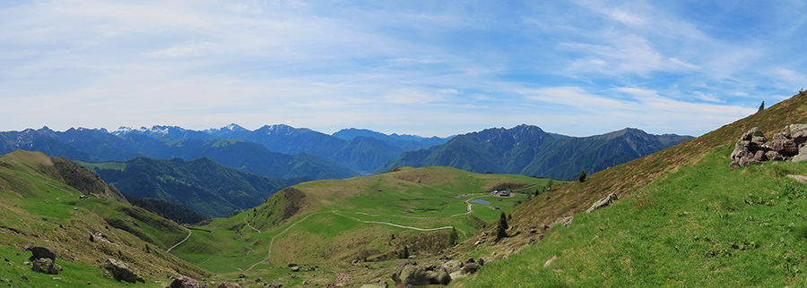 Vista panoramica salendo sul sentiero 109 all'altezza del Baitel (1860 m)