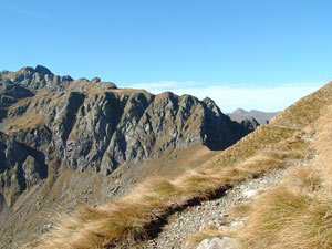 Sul sentiero delle Orobie CAI 101 in vista del Rifugio Benigni