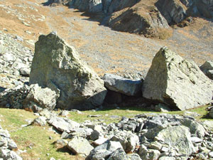 Enormi massi scesi dal monte Valletto