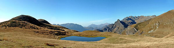 Panoramica dal sentiero CAI 101 verso il monte Avaro, le Grigne e il gruppo Trona-Tre Signori