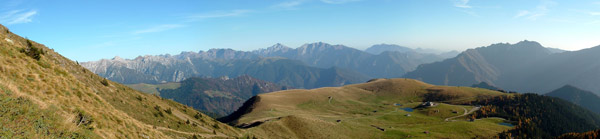 Panoramica dal monte Avaro sui Piani dell'Avaro e le Orobie circostanti